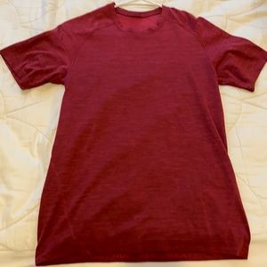 Burgundy heathered men’s XS Lululemon t shirt